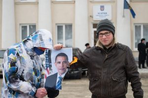 Read more about the article Тольяттинский рэпер сжёг портрет Обамы возле мэрии