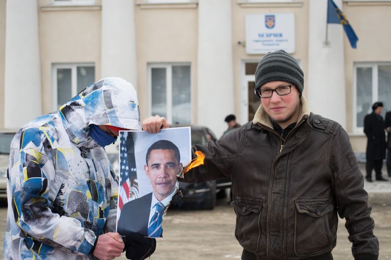 You are currently viewing Тольяттинский рэпер сжёг портрет Обамы возле мэрии