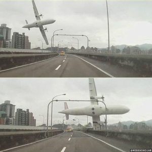 Подробнее о статье В Тайване рухнул самолет