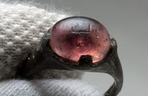 Подробнее о статье Шведские ученые нашли древнее кольцо с исламской надписью